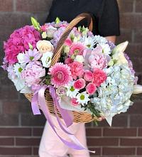 Композиция солнечный день в Войсковицы Цветочная композиция из Розы, Хризантемы, Пионы и Лизиантусы в корзине в Войсковицы