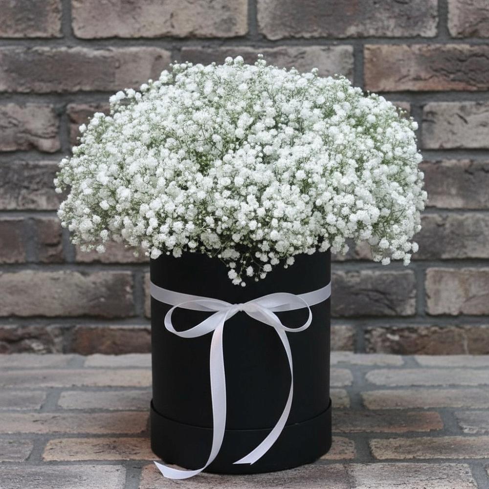 Цветочная композиция из Гипсофила в шляпной коробке в Войсковицы