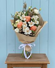 Букет цветов из:  Альстромерии, Лизиантусы, Розы и Хризантемы в Войсковицы