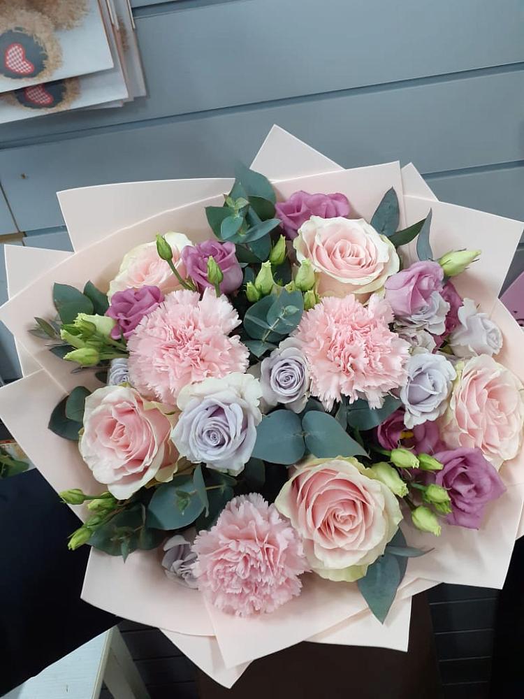 Букет цветов из: Розы, Гвоздики и Лизиантусы в Войсковицы